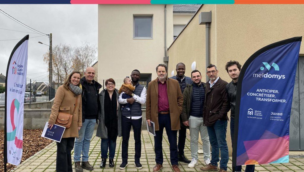 Photo officielle de la remise de clés de 6 logements individuels à Angers
